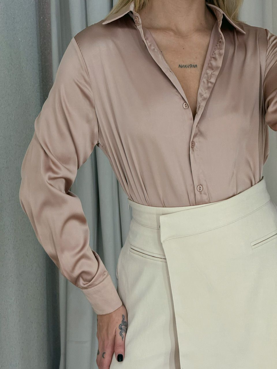 CAMISA ACETINADA NUDE