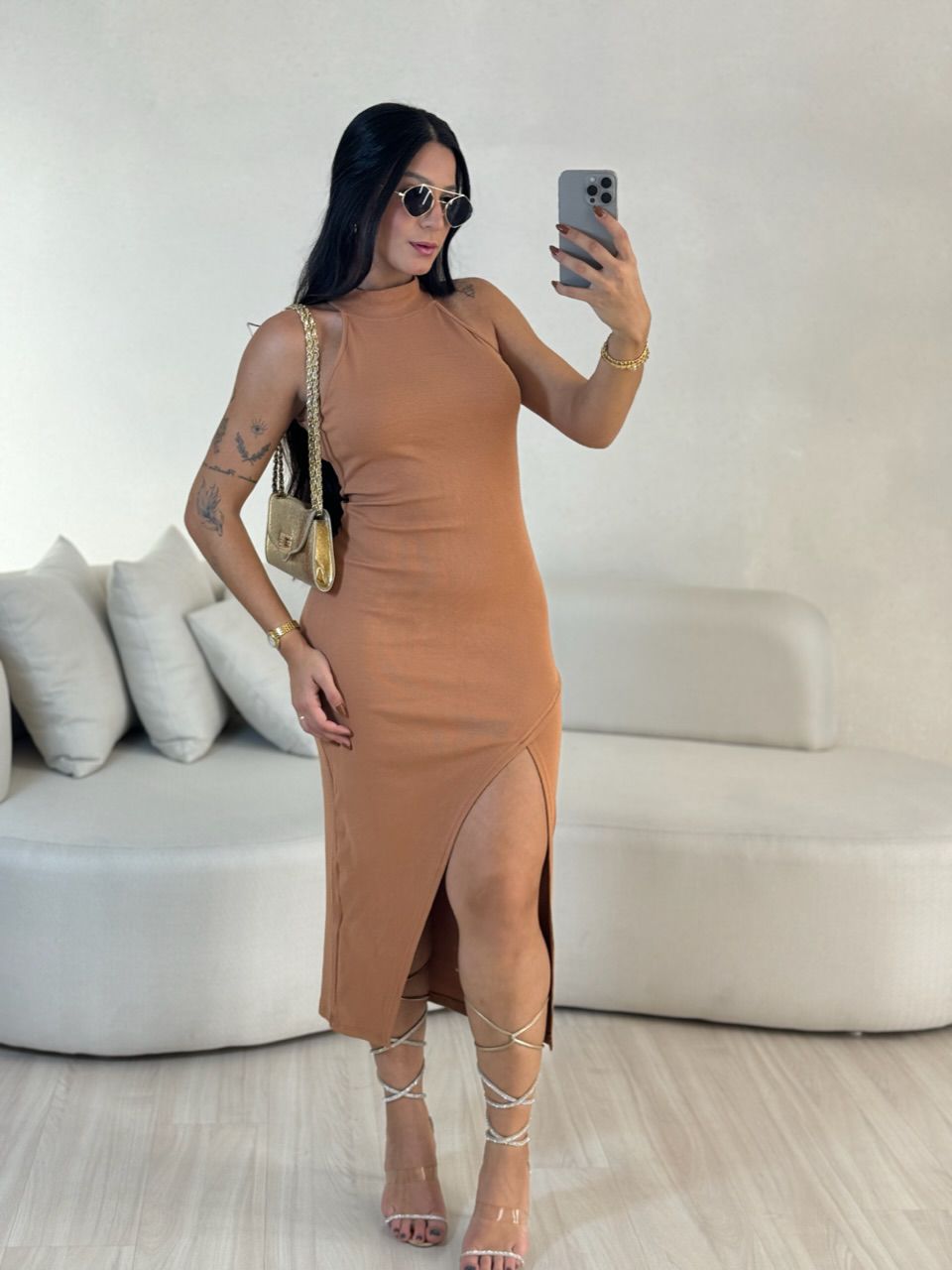 VESTIDO FÁTIMA MIDI FENDA CARAMELO