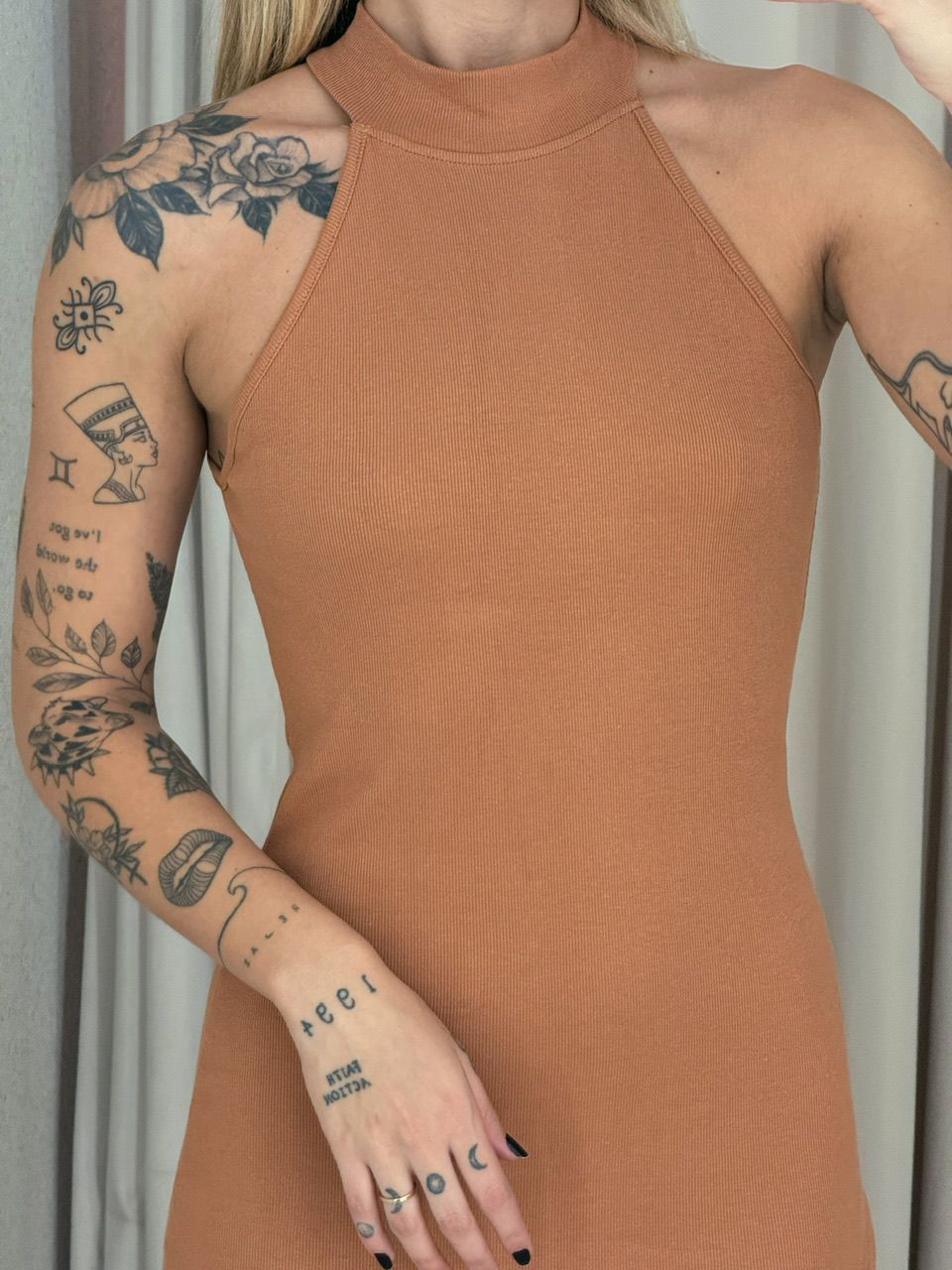 VESTIDO FÁTIMA MIDI FENDA CARAMELO