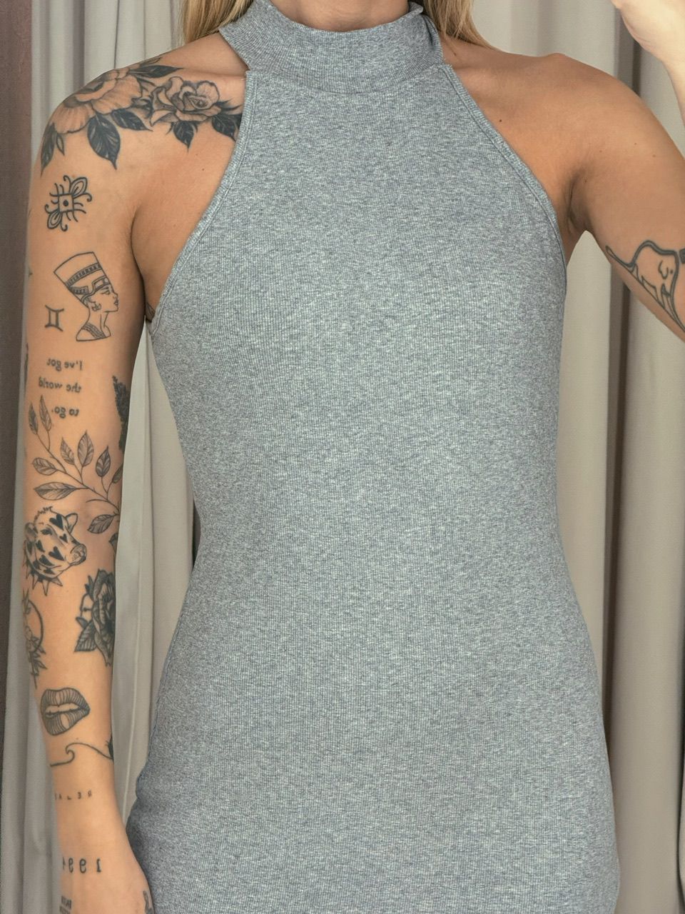 VESTIDO FÁTIMA MIDI FENDA CINZA