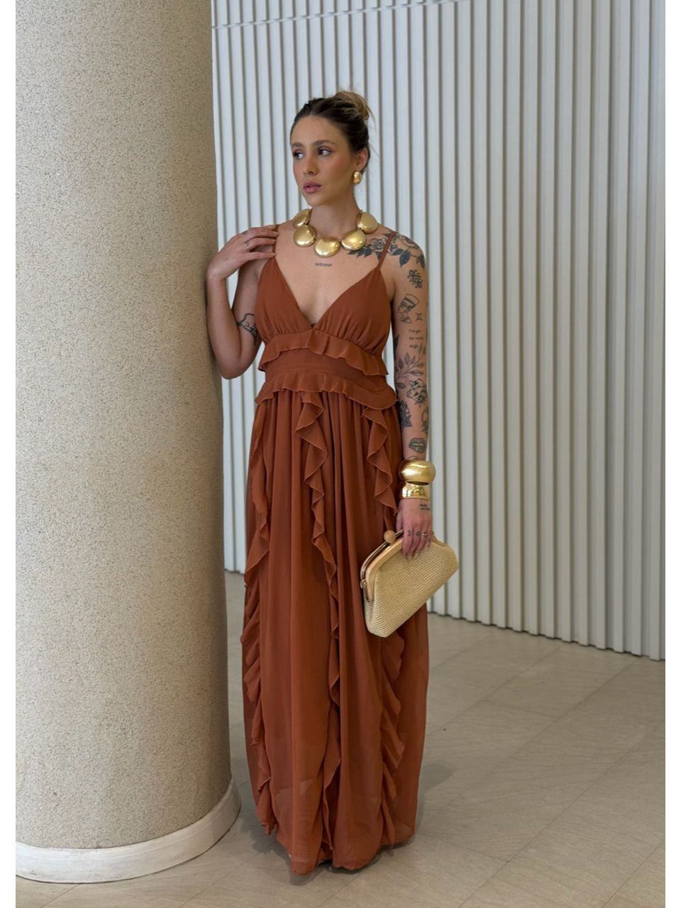 VESTIDO CORA BABADOS MARROM - 0068370054 - CAROLLA FERRARO