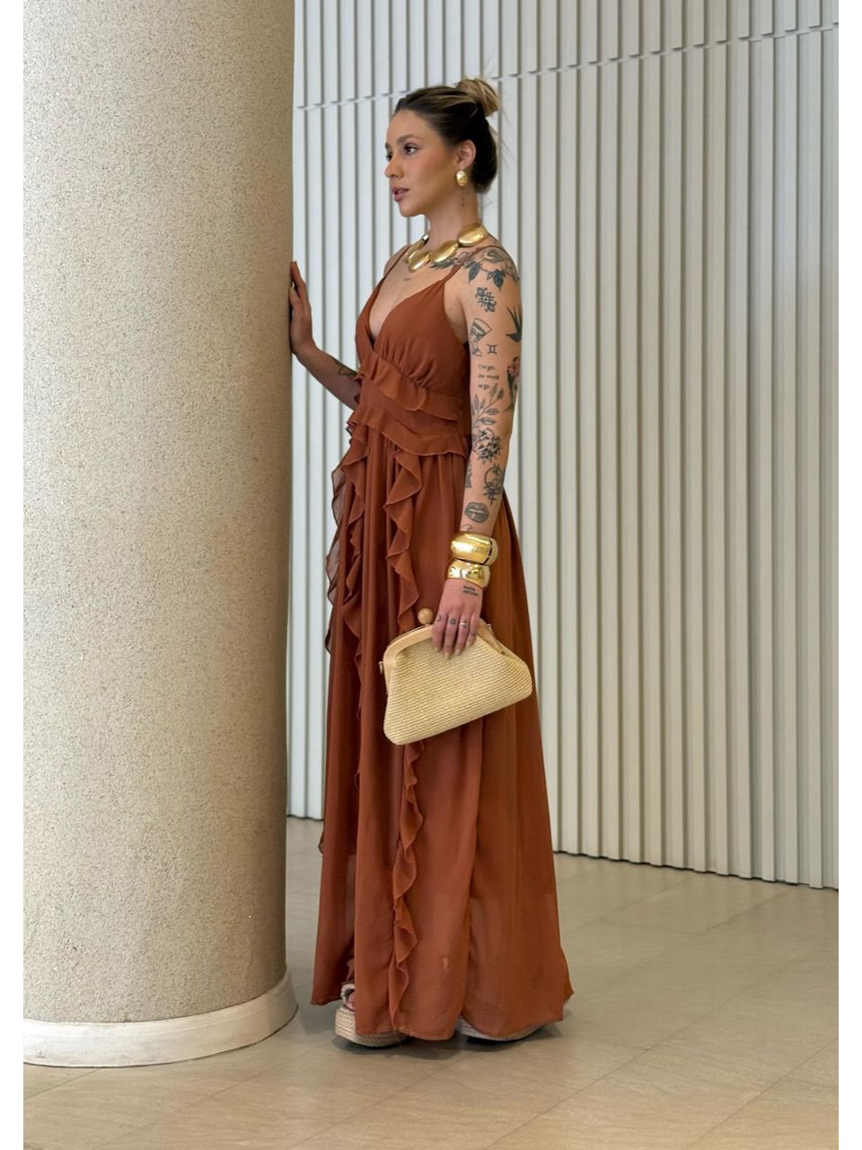 VESTIDO CORA BABADOS MARROM