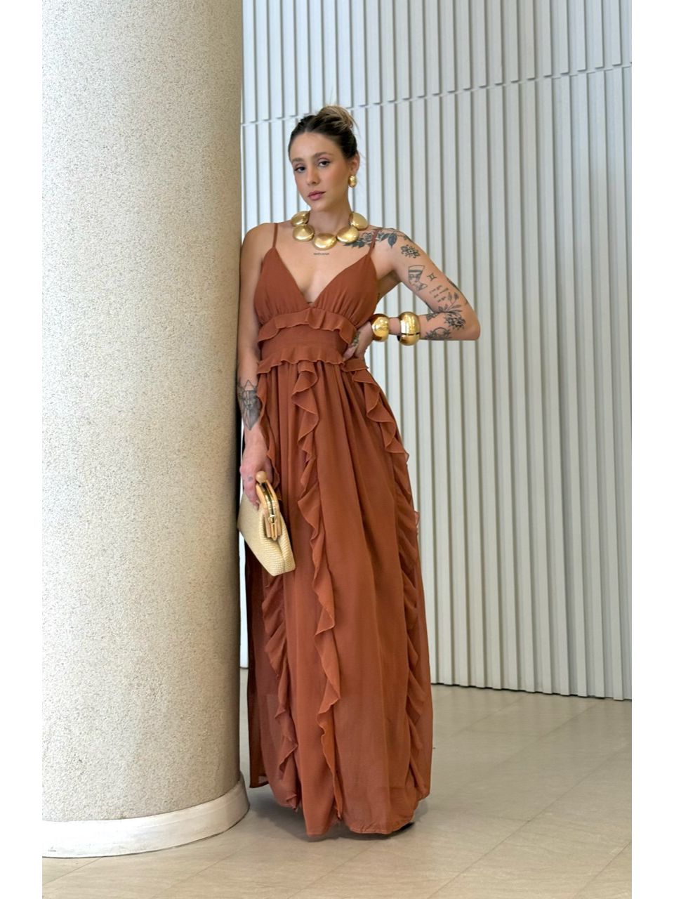 VESTIDO CORA BABADOS MARROM