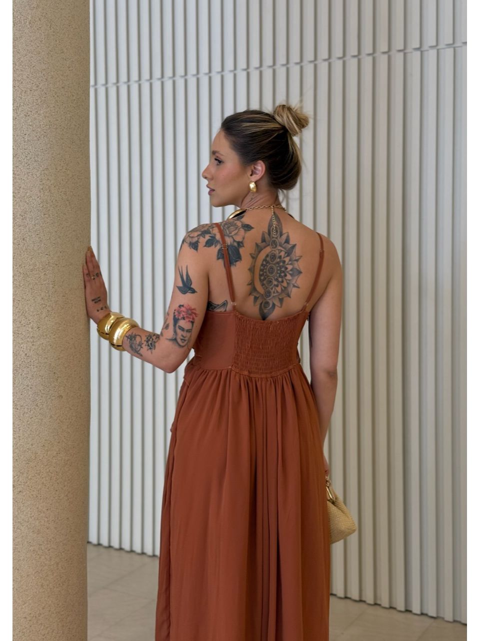 VESTIDO CORA BABADOS MARROM