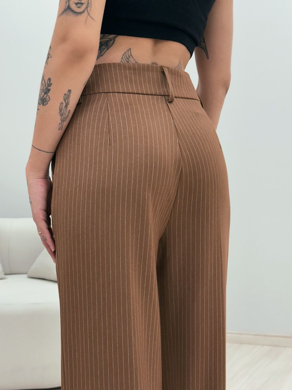 CALÇA RISCA DE GIZ PANTALONA CARAMELO