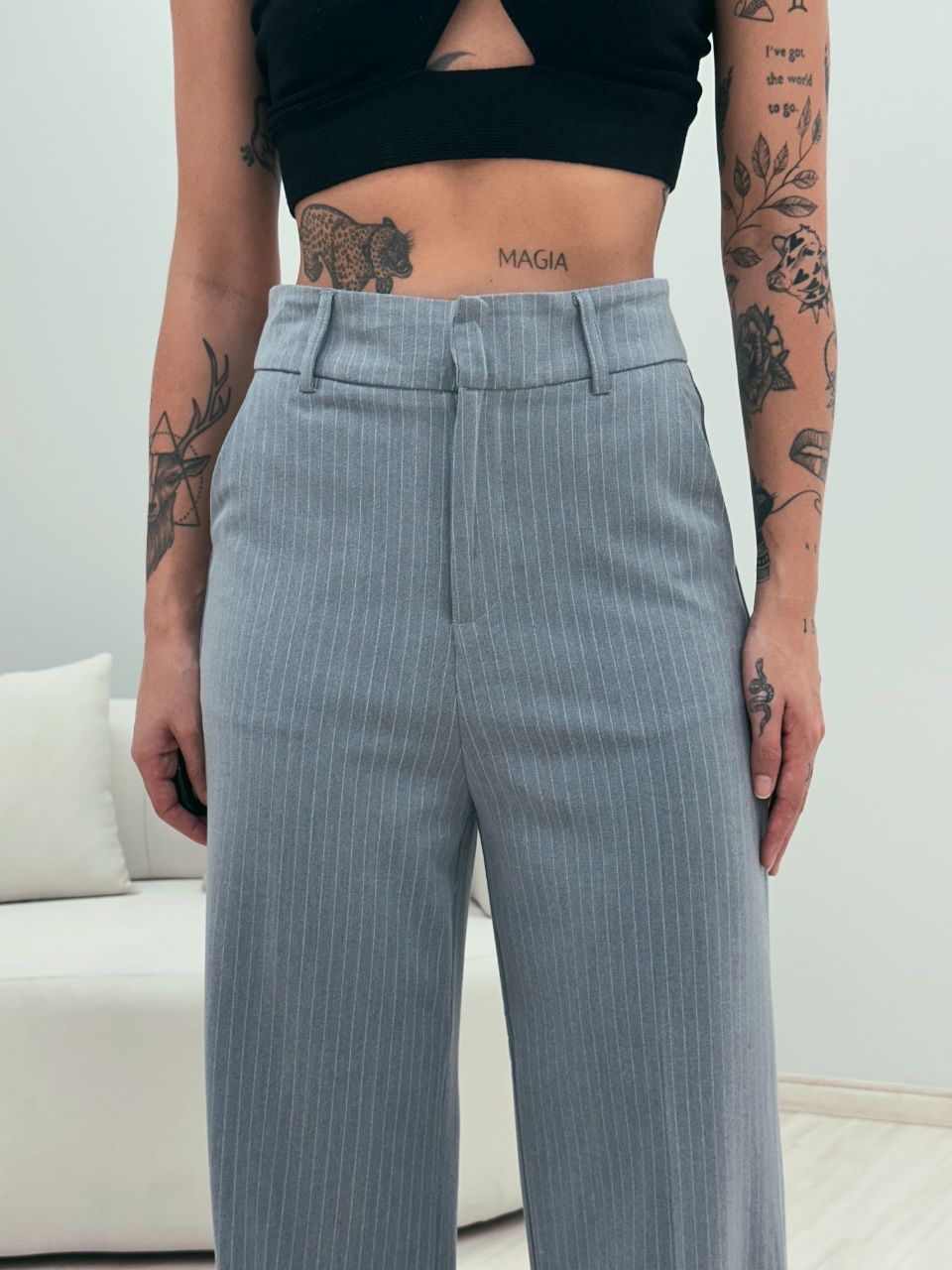 CALÇA RISCA DE GIZ PANTALONA CINZA