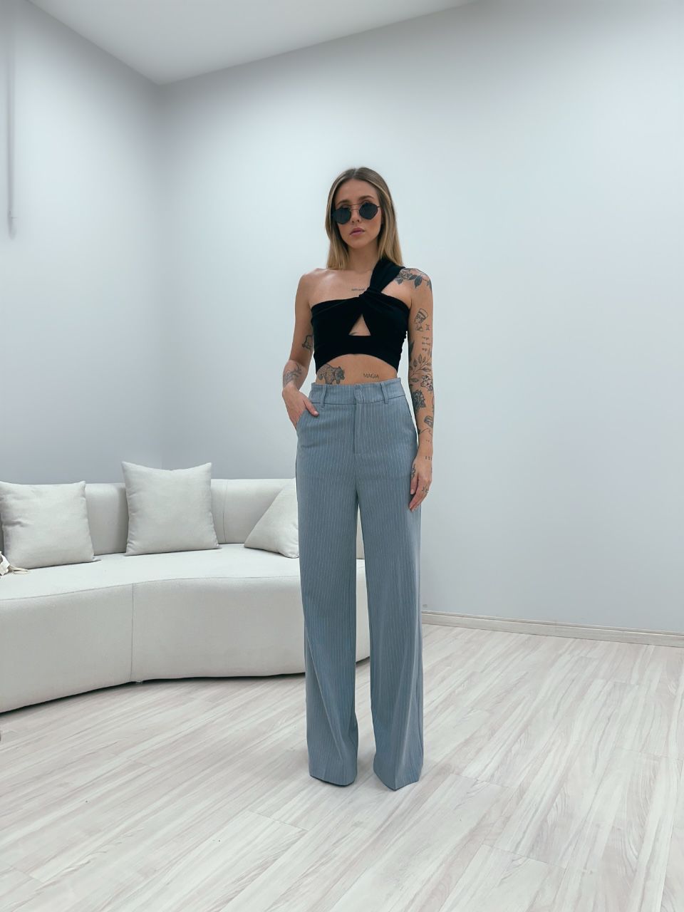 CALÇA RISCA DE GIZ PANTALONA CINZA
