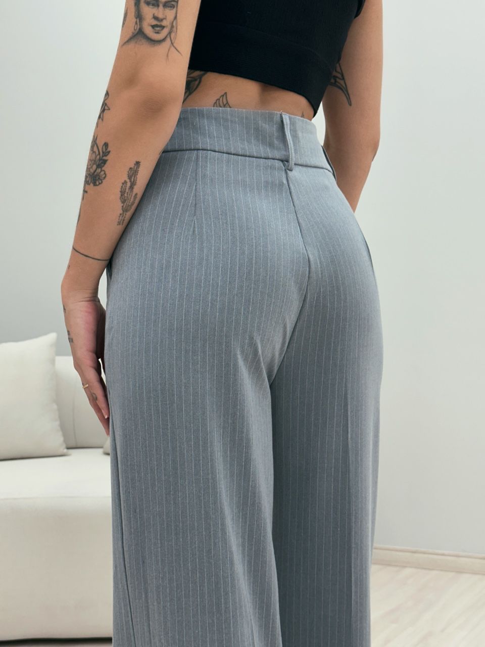 CALÇA RISCA DE GIZ PANTALONA CINZA