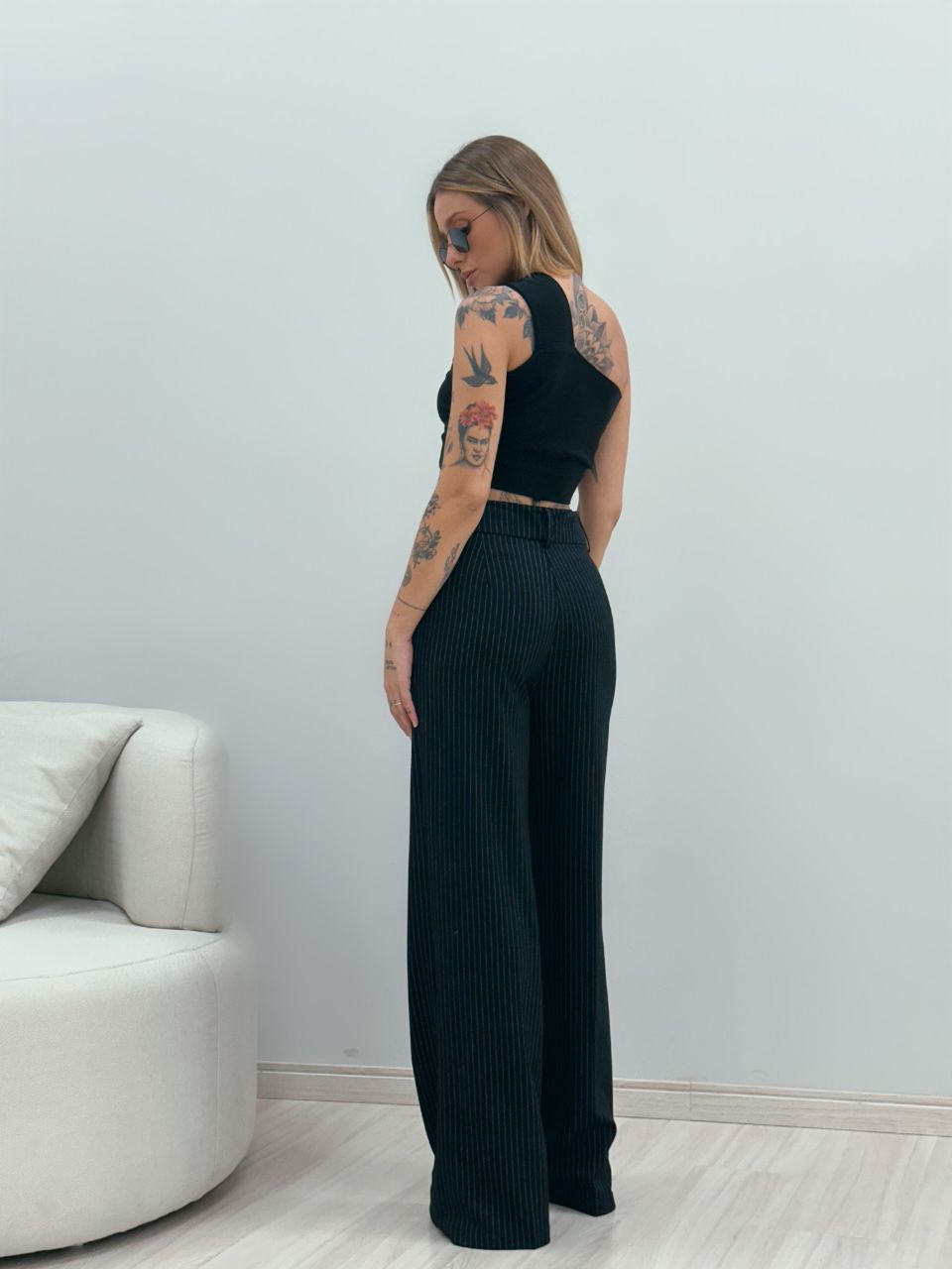 CALÇA RISCA DE GIZ PANTALONA PRETA