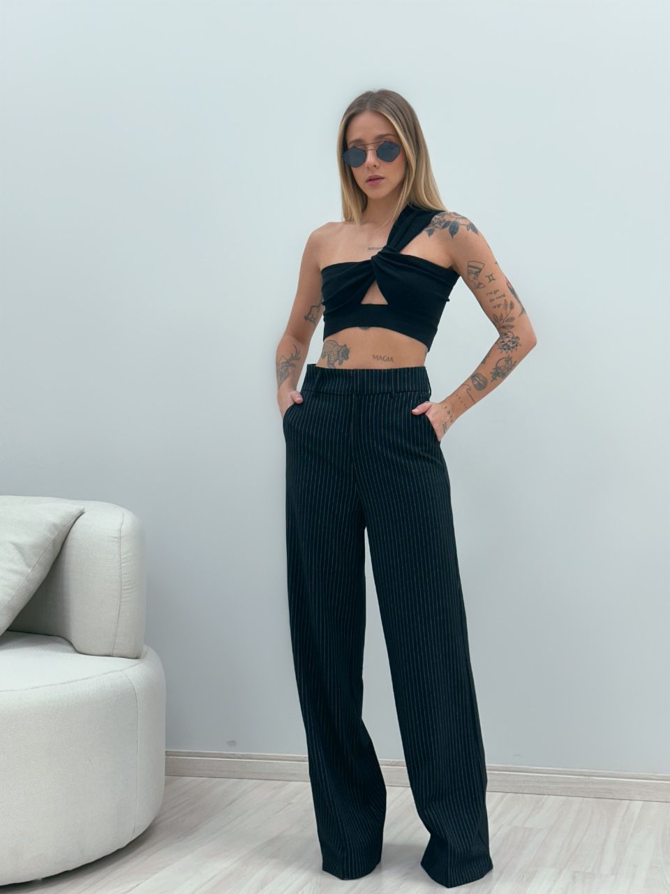 CALÇA RISCA DE GIZ PANTALONA PRETA