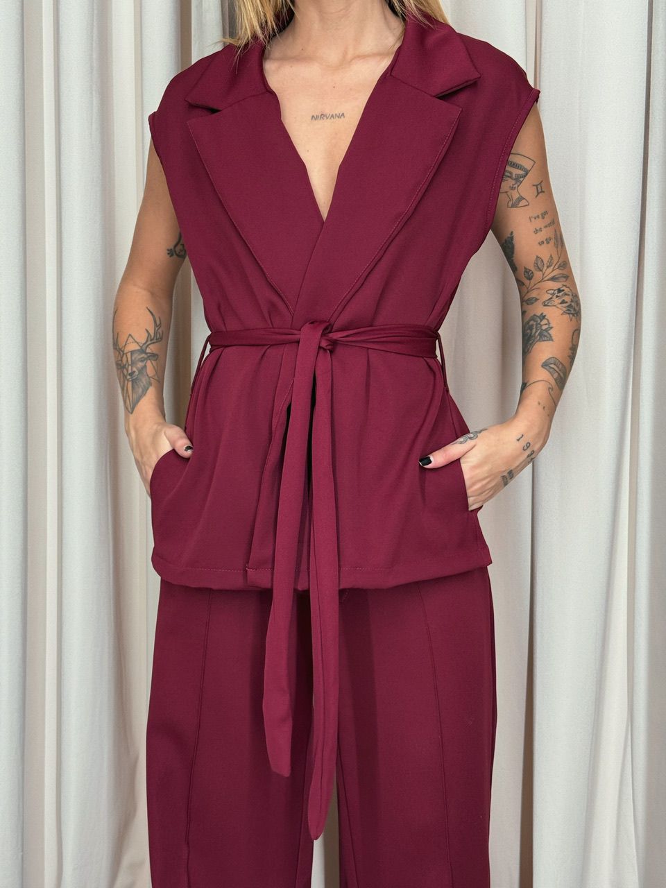 CONJUNTO ÍSIS COLETE CHERRY RED