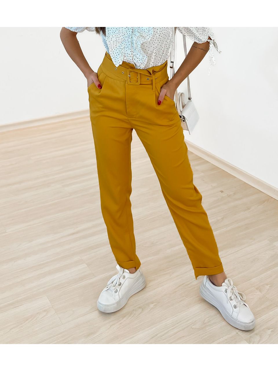 CALÇA JULIANA COM CINTO MOSTARDA
