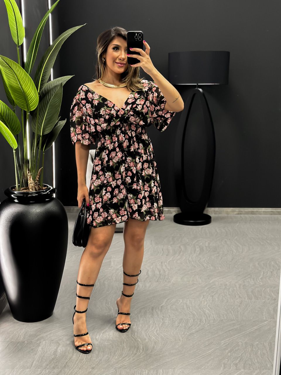 VESTIDO FLORES CURTO LASTEX PRETO - 0044850032 - CAROLLA FERRARO