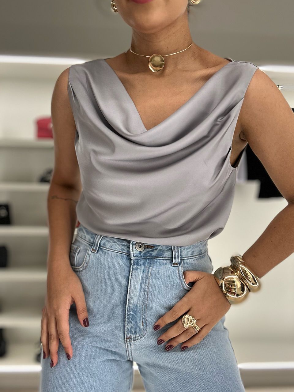 BLUSA VALQUÍRIA ACETINADA CINZA - 0057950091 - CAROLLA FERRARO