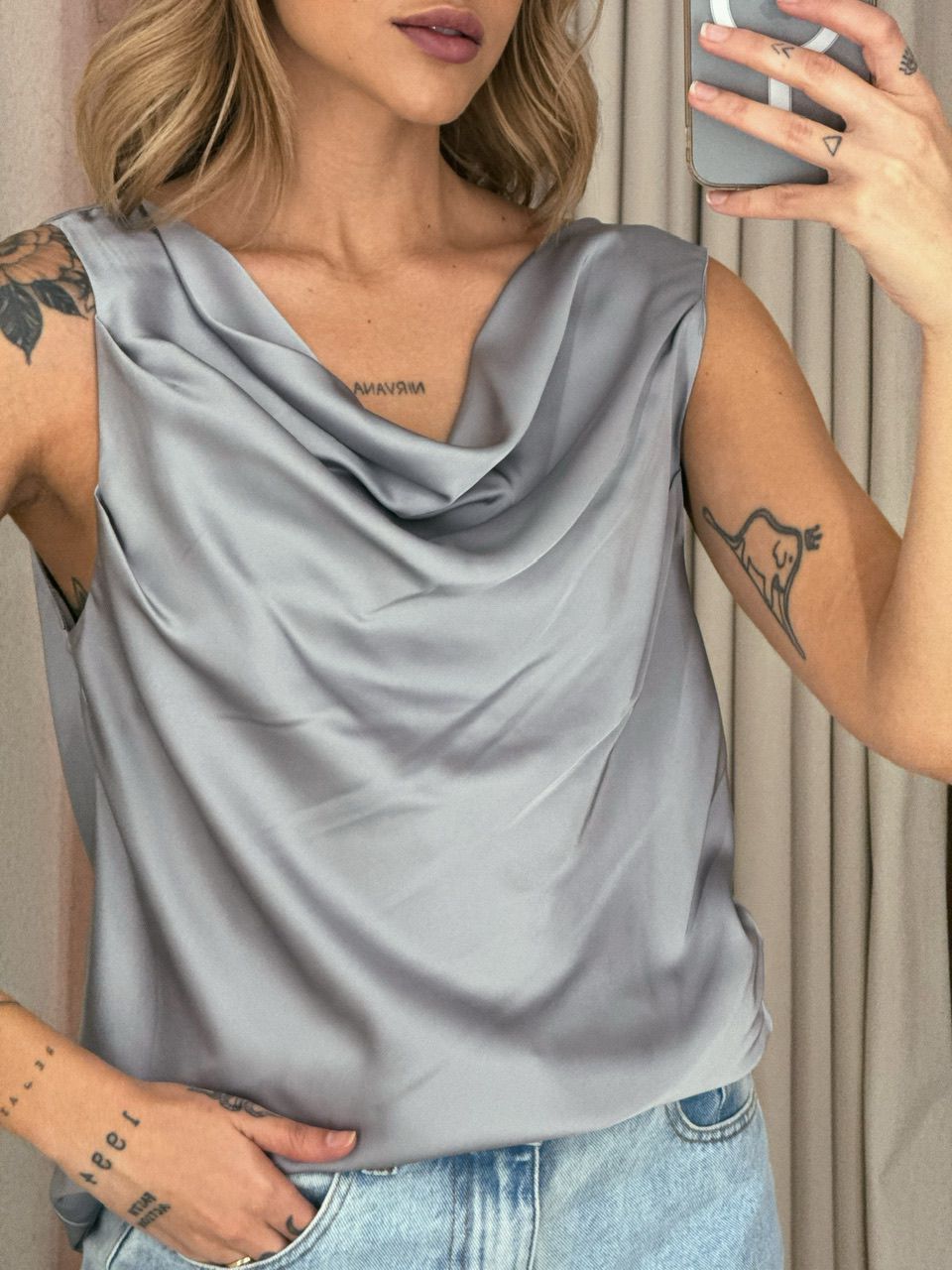 BLUSA VALQUÍRIA ACETINADA CINZA