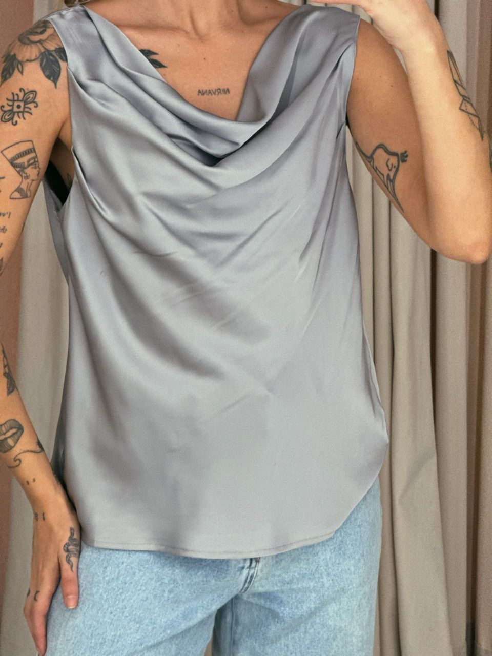 BLUSA VALQUÍRIA ACETINADA CINZA