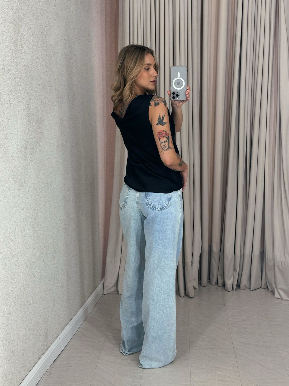 BLUSA VALQUÍRIA ACETINADA PRETA