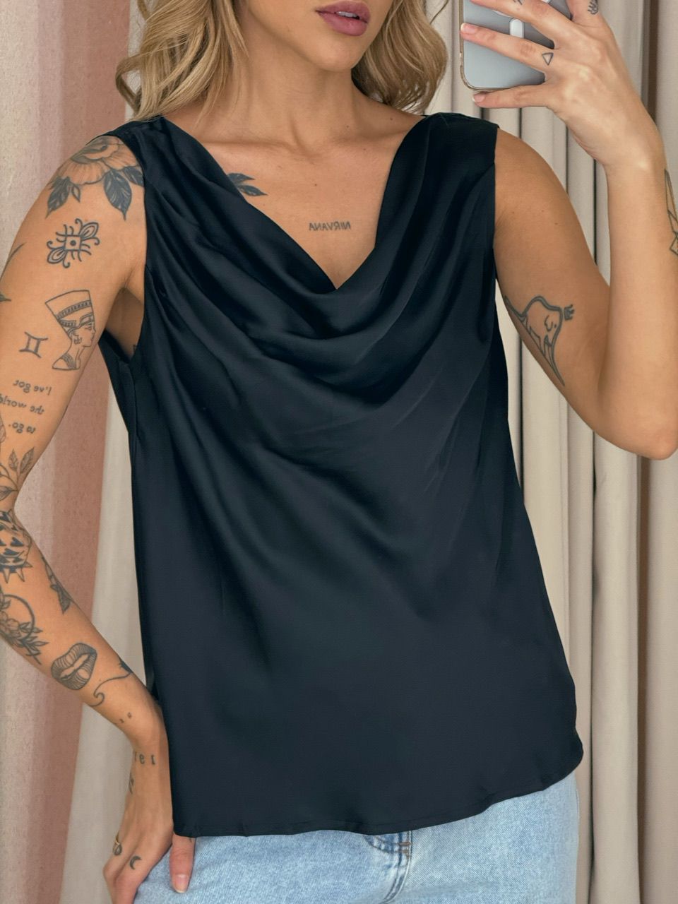 BLUSA VALQUÍRIA ACETINADA PRETA