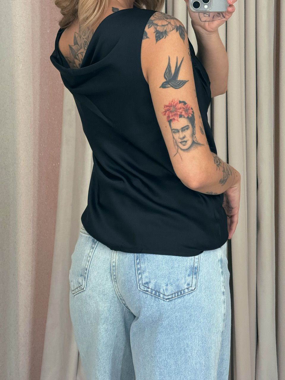 BLUSA VALQUÍRIA ACETINADA PRETA