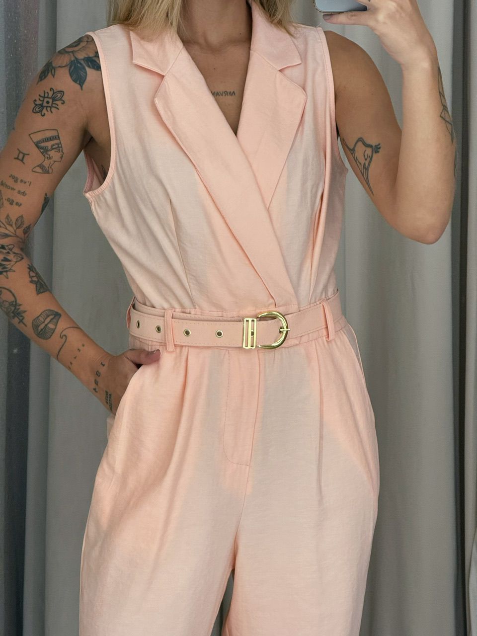 MACACÃO NATASHA CINTO ROSA CLARO