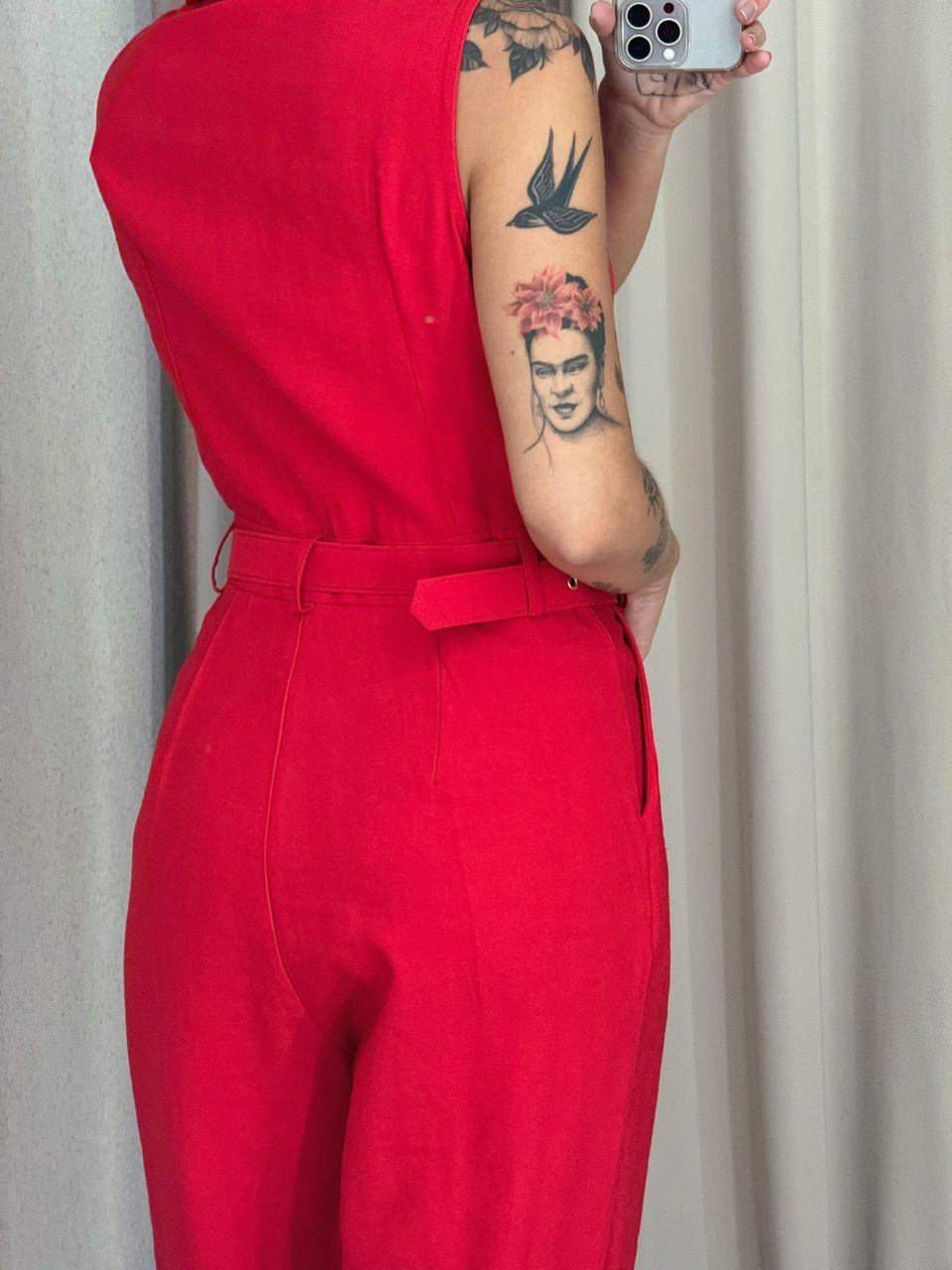 MACACÃO NATASHA CINTO VERMELHO