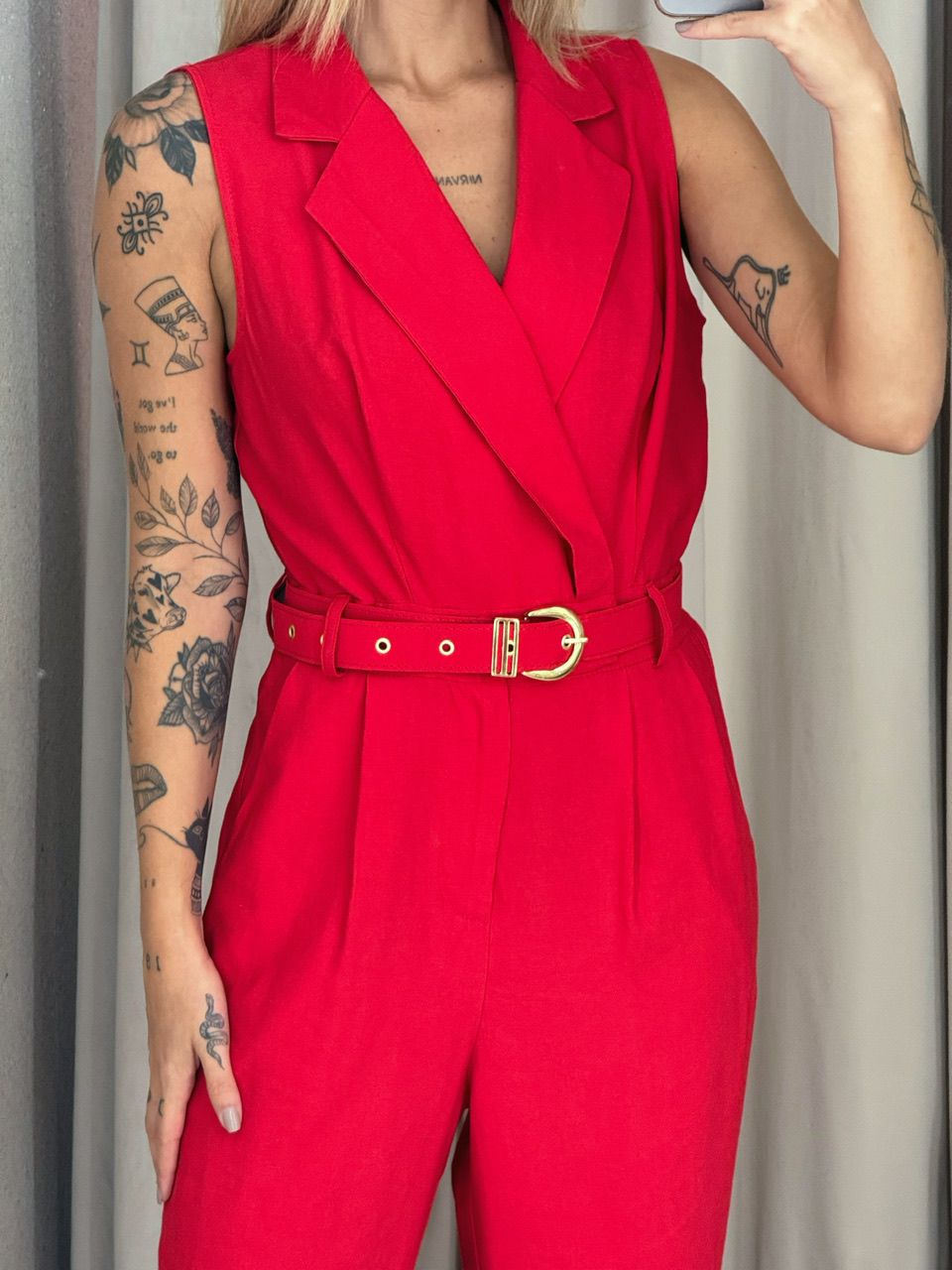 MACACÃO NATASHA CINTO VERMELHO