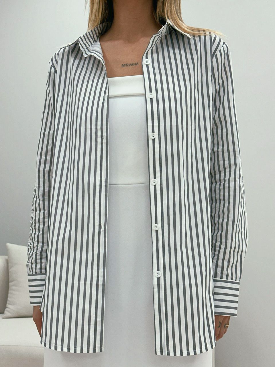 CAMISA DIANA LISTRADA CINZA