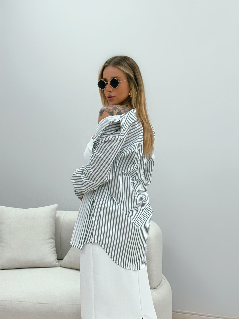 CAMISA DIANA LISTRADA CINZA