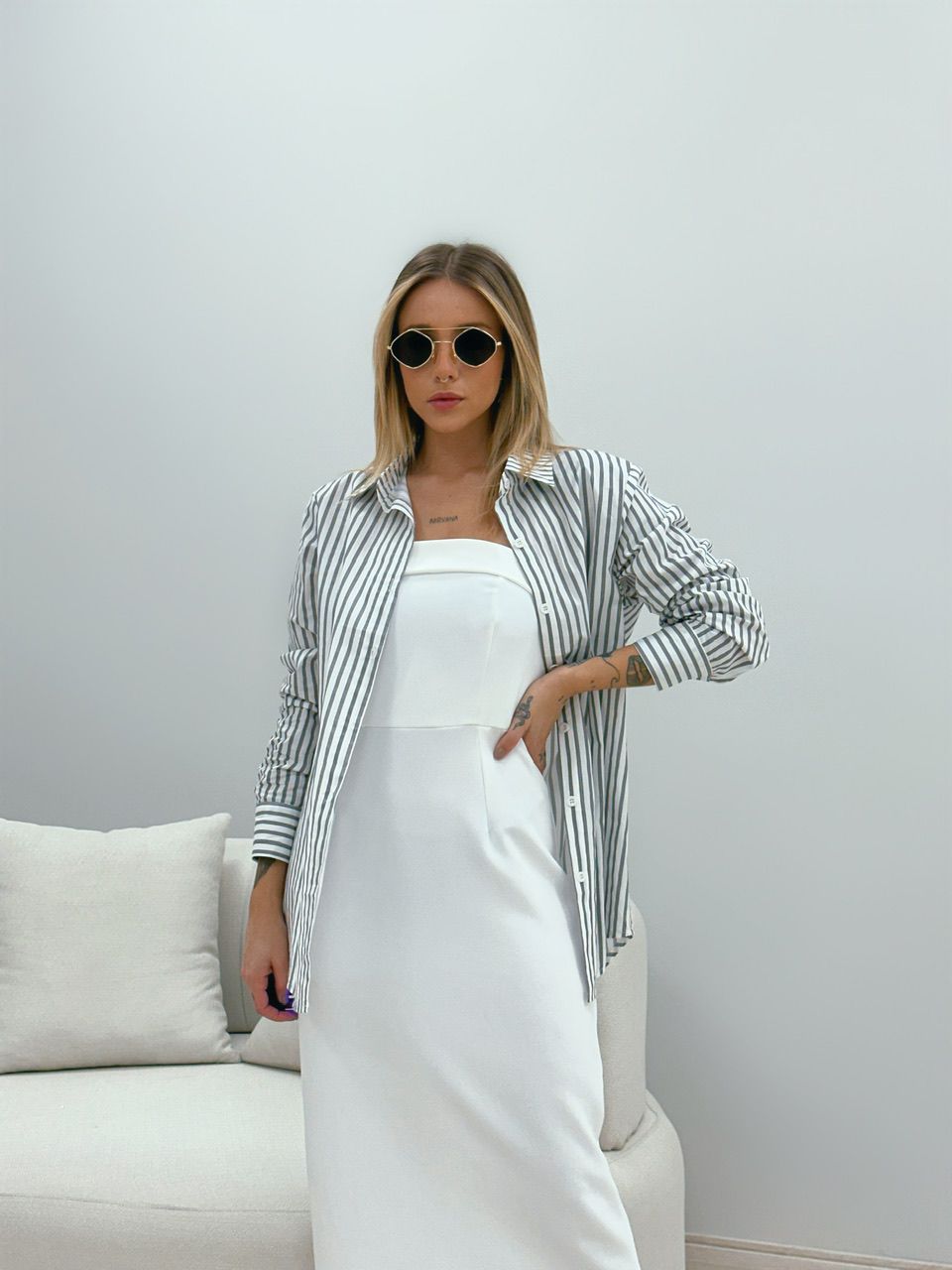 CAMISA DIANA LISTRADA CINZA