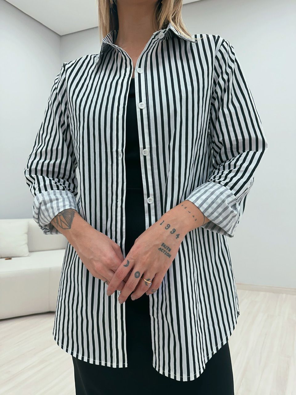 CAMISA DIANA LISTRADA PRETA