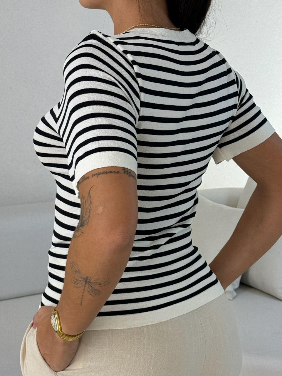 T-SHIRT TRICOT LISTRADA OFF/PRETO