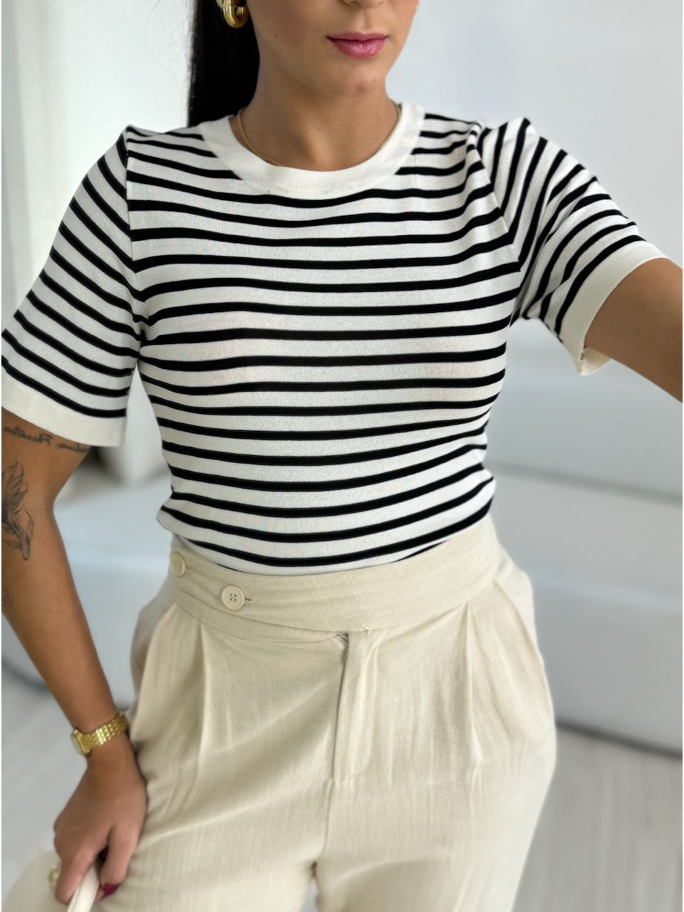 T-SHIRT TRICOT LISTRADA OFF/PRETO