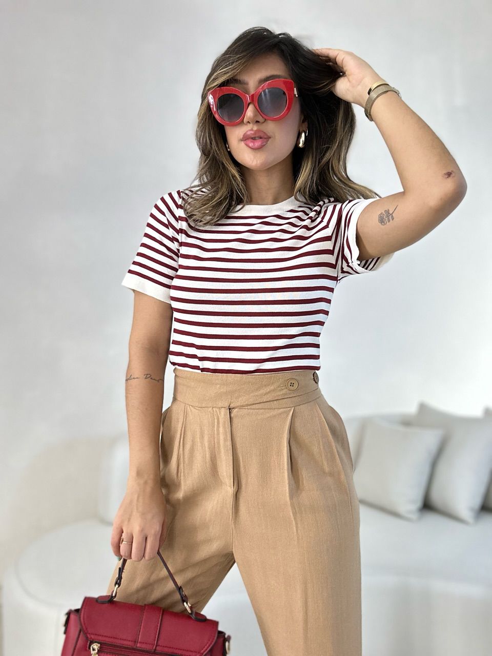 T-SHIRT TRICOT LISTRADA OFF/VINHO