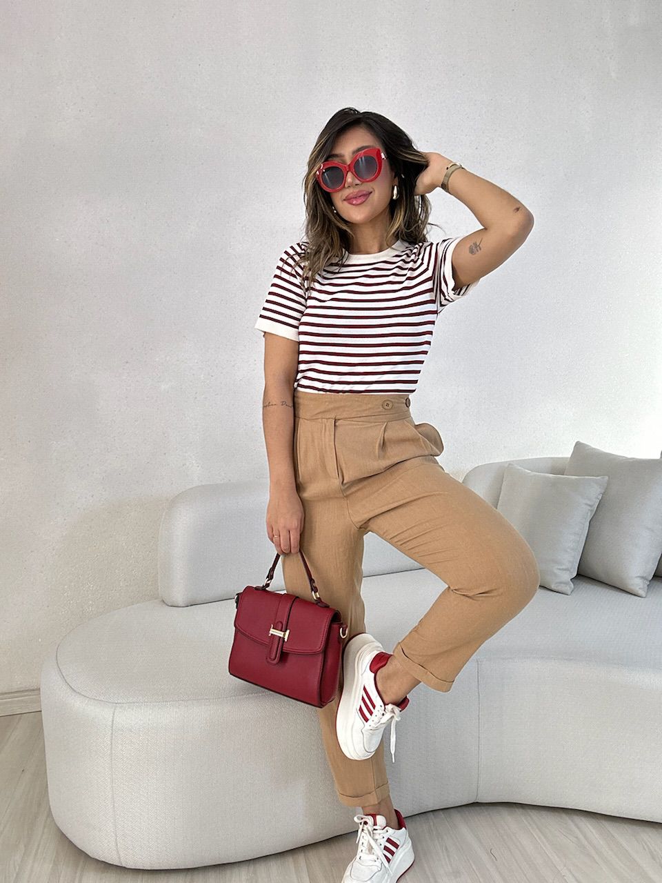 T-SHIRT TRICOT LISTRADA OFF/VINHO