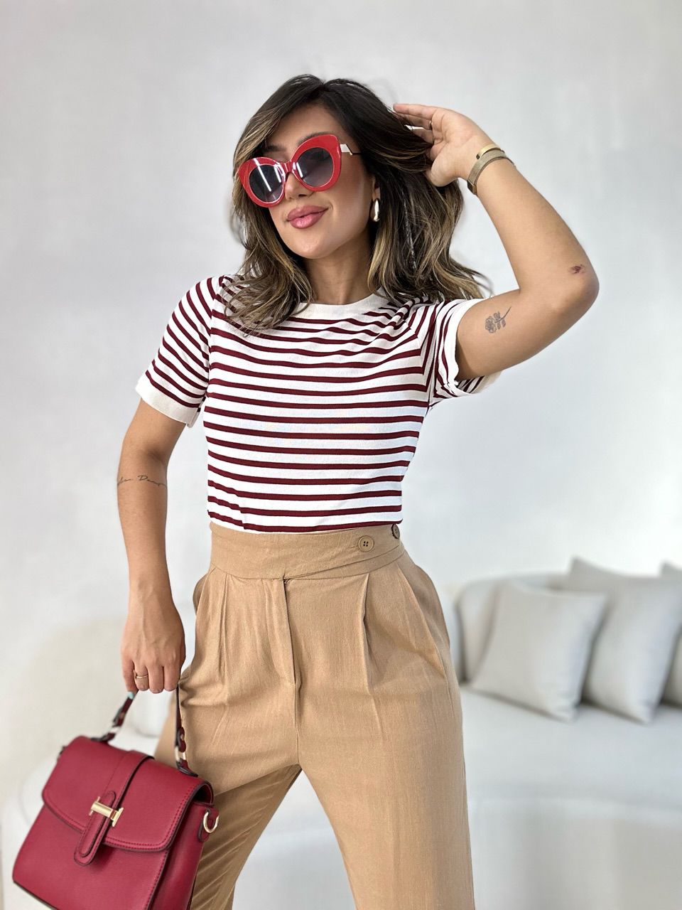 T-SHIRT TRICOT LISTRADA OFF/VINHO