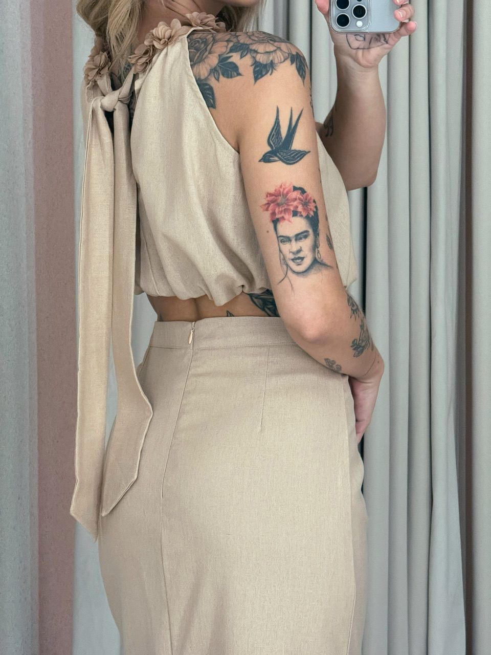 CONJUNTO BETINA SAIA BLUSA FLORES NUDE