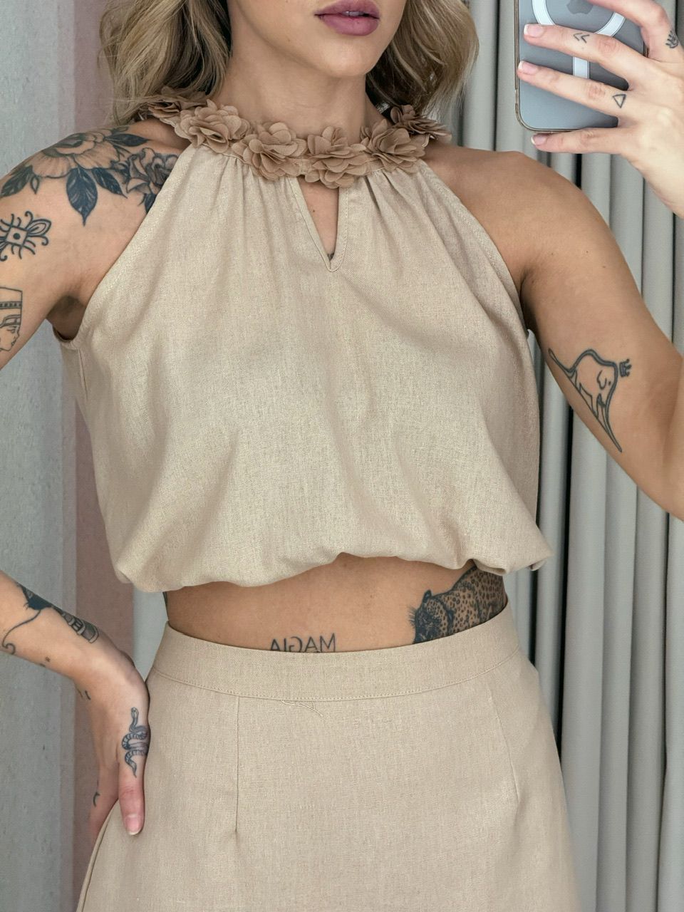 CONJUNTO BETINA SAIA BLUSA FLORES NUDE