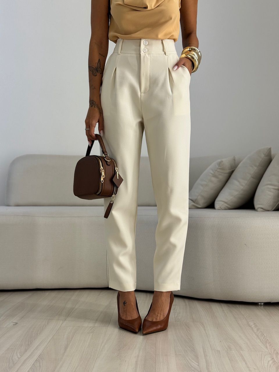 CALÇA ADA CENOURA AREIA - 0069950110 - CAROLLA FERRARO