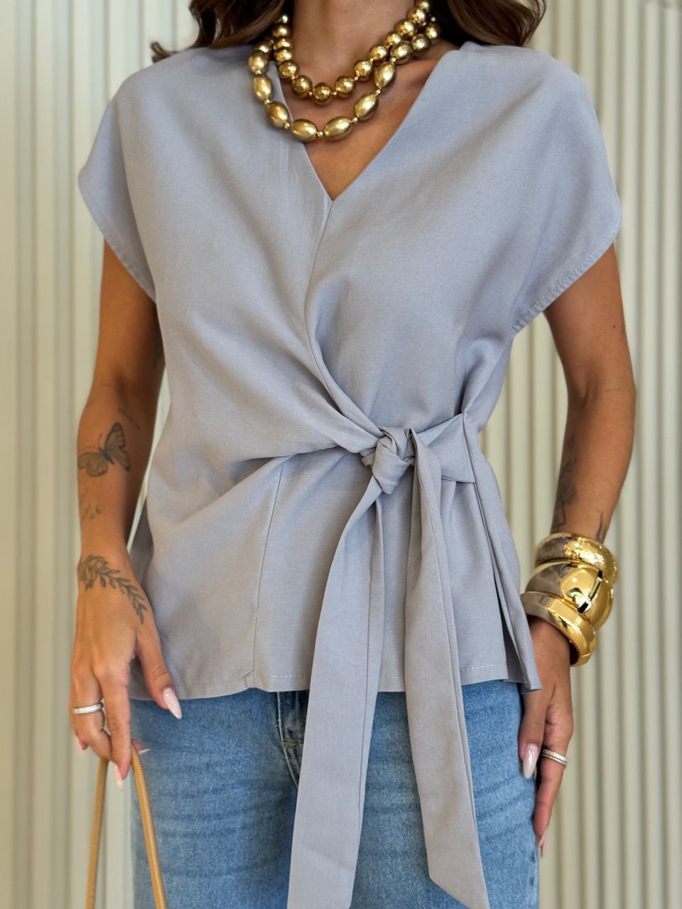 BLUSA RAÍSSA AMARRAÇÃO LATERAL CINZA