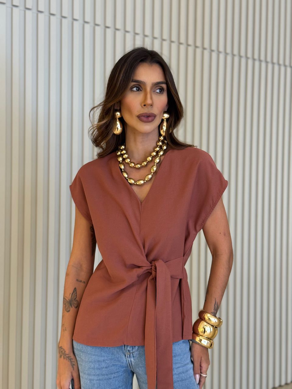 BLUSA RAÍSSA AMARRAÇÃO LATERAL TERRA COTA - 00745... - CAROLLA FERRARO