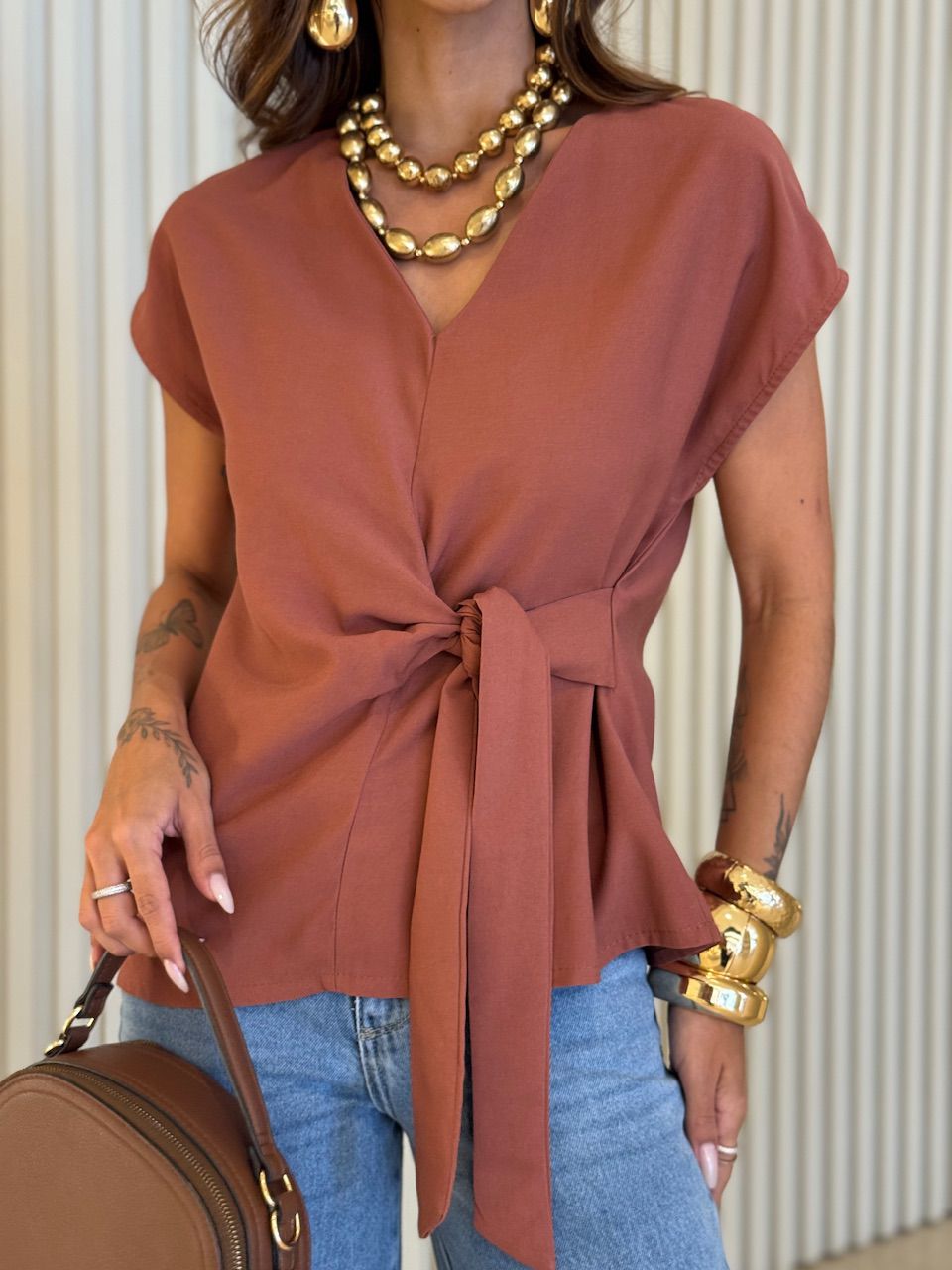 BLUSA RAÍSSA AMARRAÇÃO LATERAL TERRA COTA 