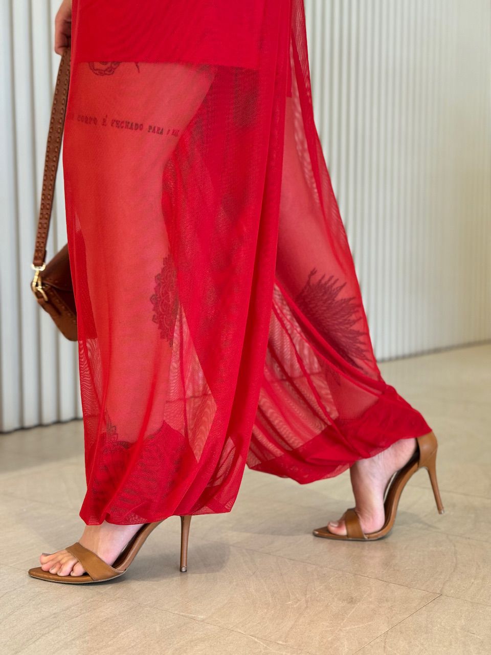 MACACÃO PENÉLOPE TULE VERMELHO.