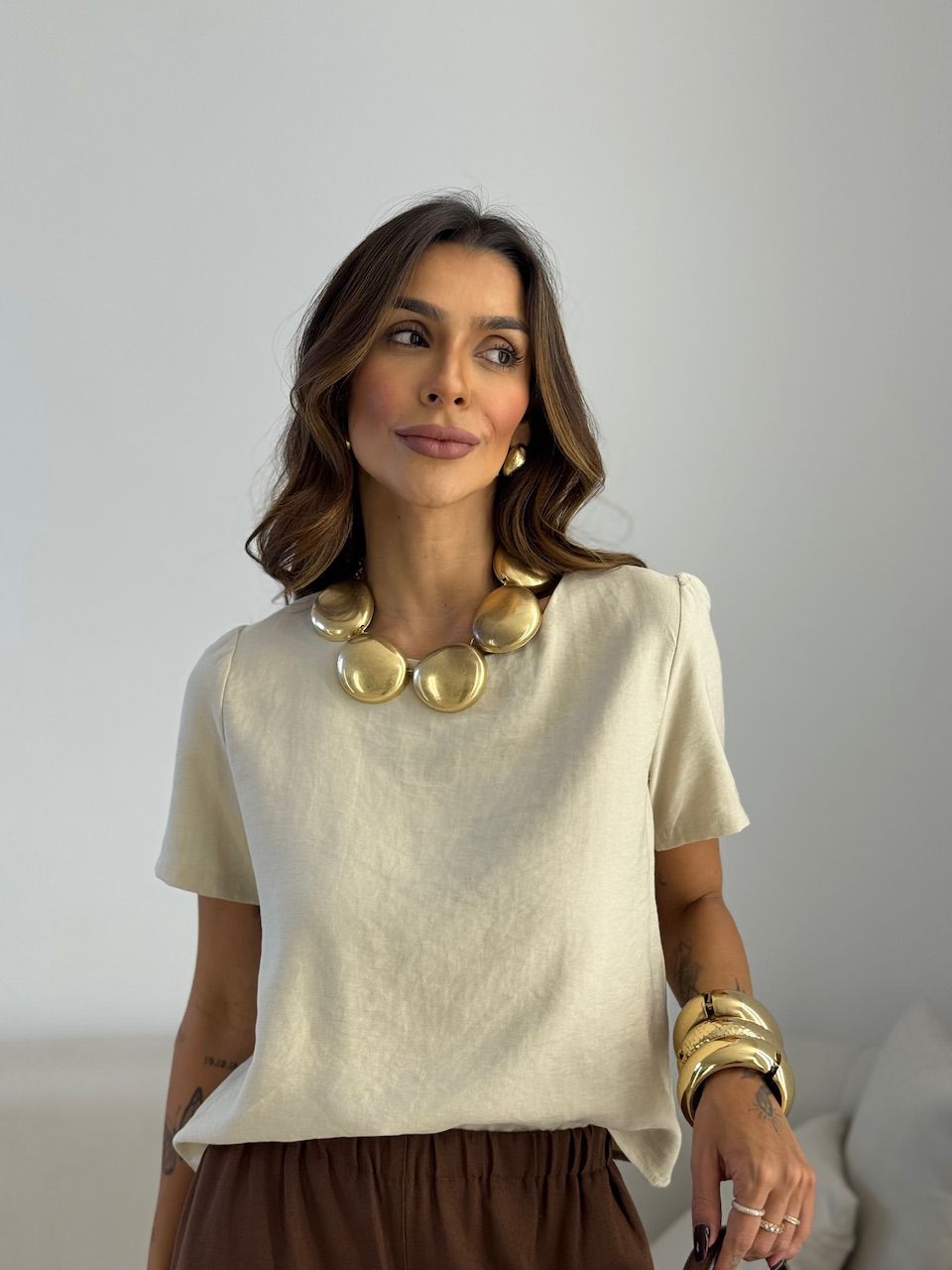 BLUSA MARIA FERNANDA MANGA CURTA AREIA - 007355011 - CAROLLA FERRARO