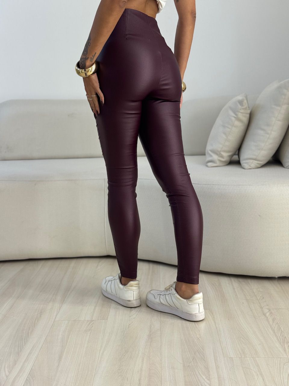 CALÇA GRAZI COURO FAKE VINHO