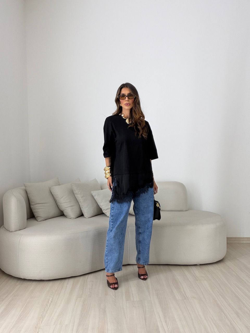 T-SHIRT REGINA RENDA PRETA