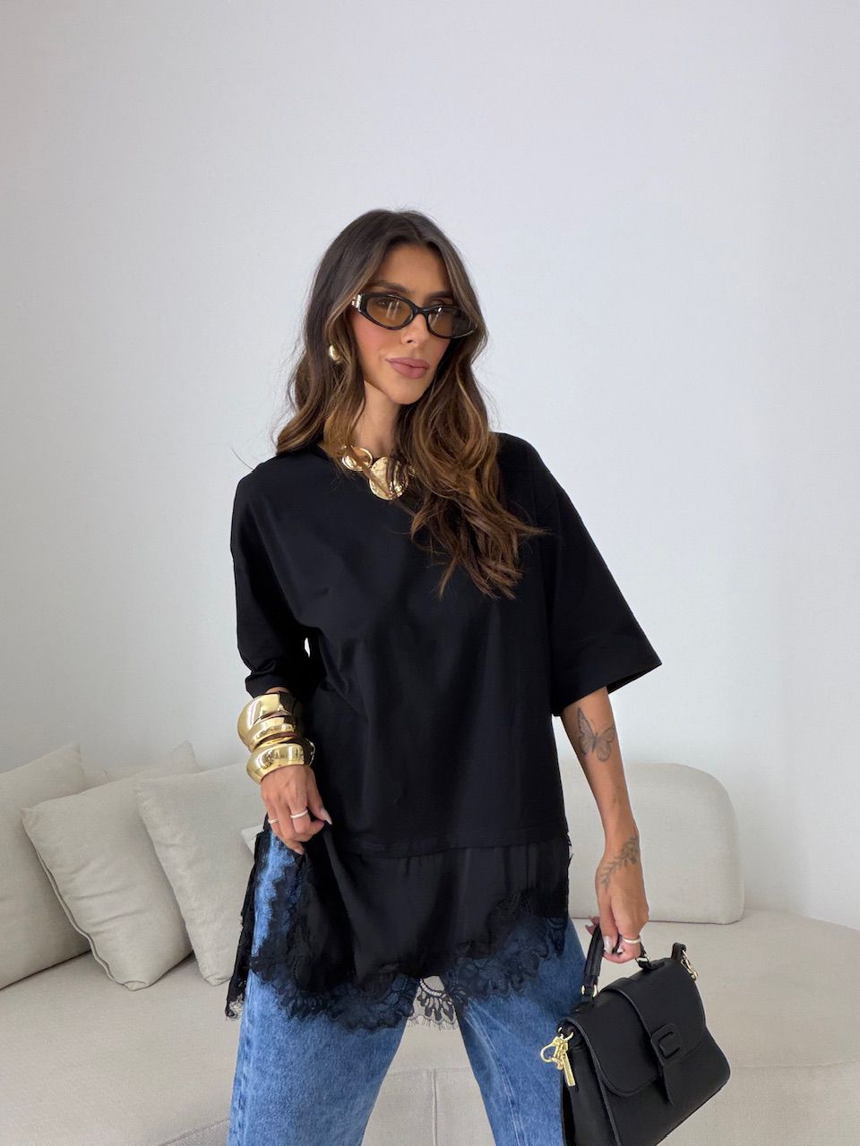T-SHIRT REGINA RENDA PRETA