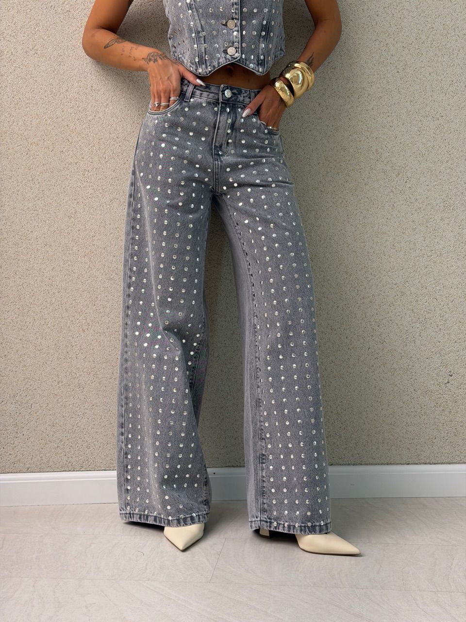 CALÇA LOUISE APLICAÇÕES JEANS CINZA - 0076030457 - CAROLLA FERRARO