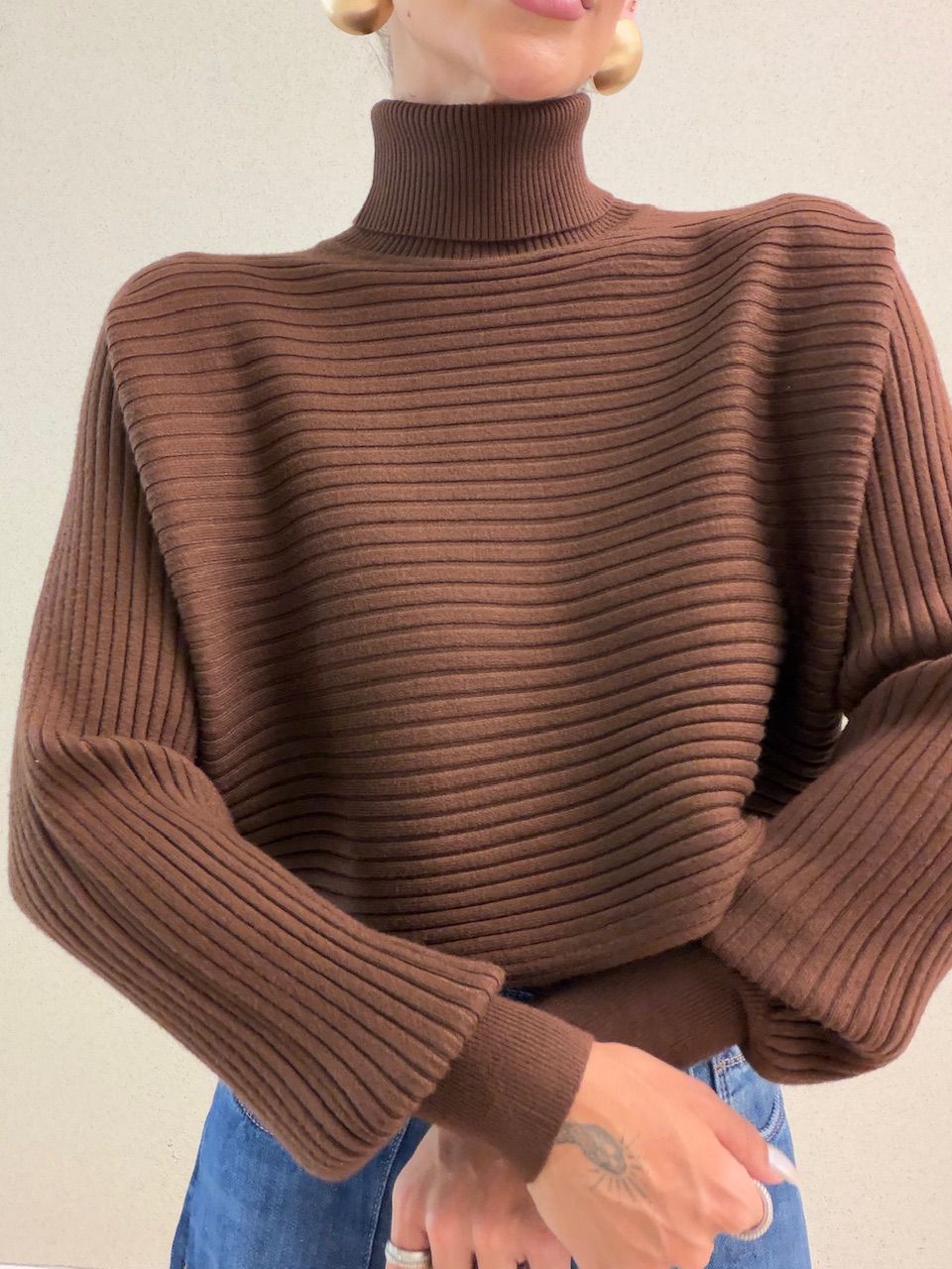 TRICOT DANIELA GOLA ALTA MARROM