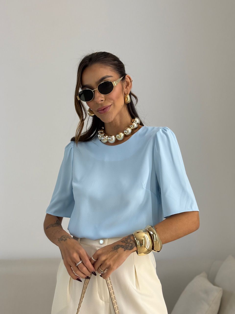 BLUSA MARIA LAURA MANGA CURTA BABY BLUE - 00710303... - CAROLLA FERRARO