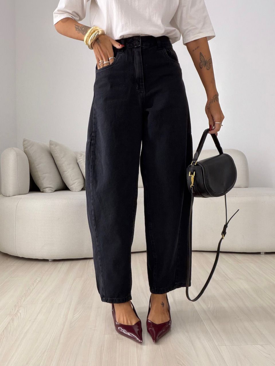 CALÇA ANA CLÁUDIA BALLOON JEANS PRETO - 0078170335... - CAROLLA FERRARO